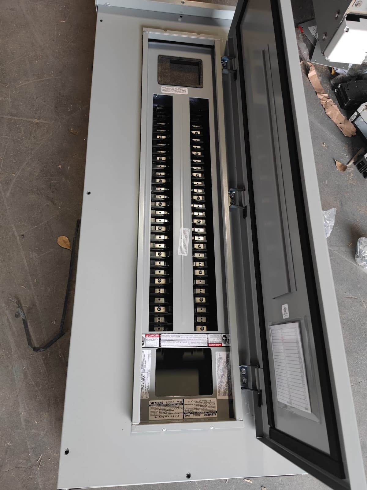SIEMENS WP50 Tablero de distribución 250A 480/277V MLO 3F/4H 54 espacios Gabinete NEMA 3R/12