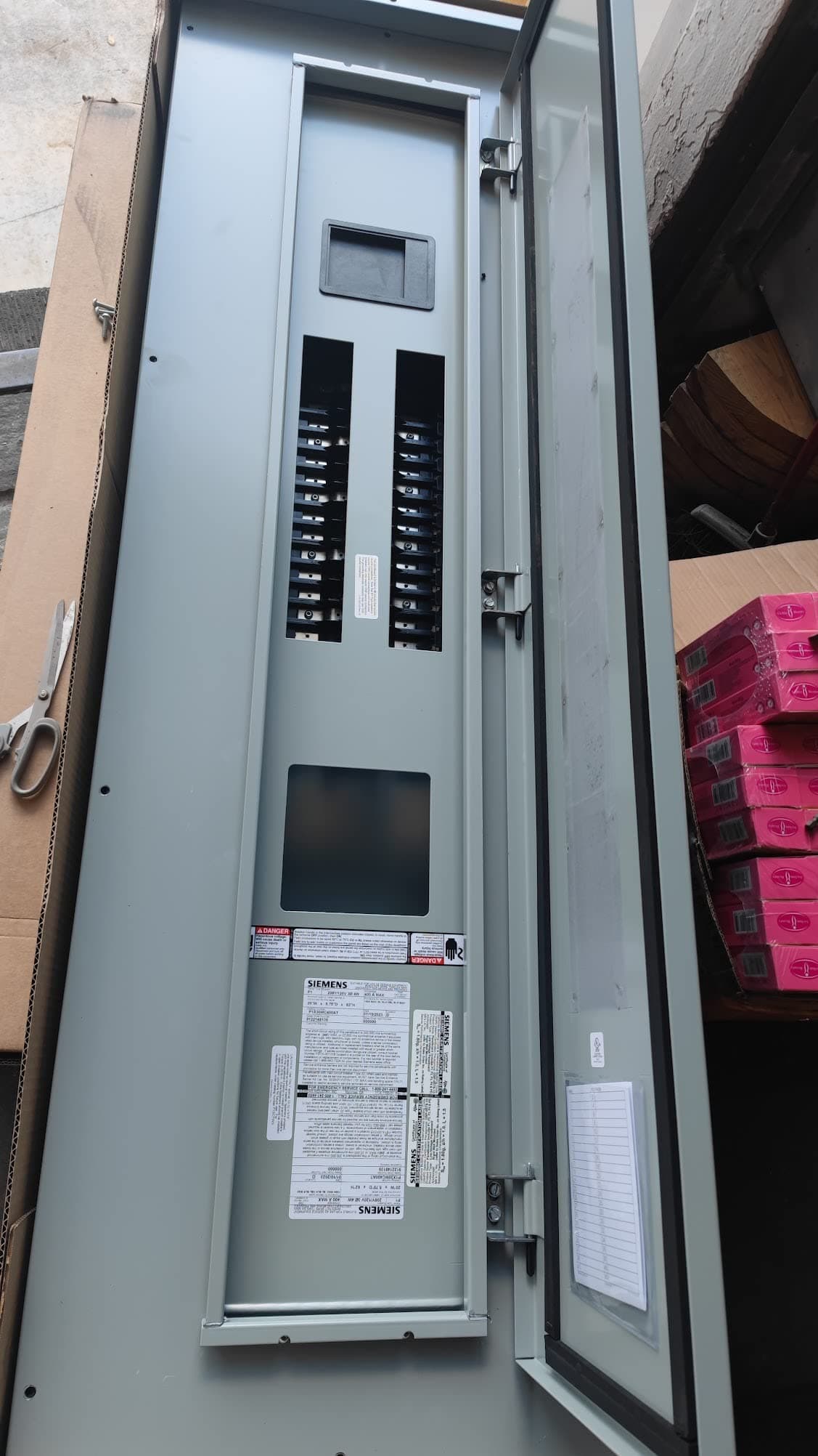SIEMENS WP62 Panelboard 400A 480/277V MLO 3F/4H 30 espacios, gabinete NEMA 3R/12, ensamblaje WP 3R/12 ENCL ASSY-62HX5.75D, 20" de ancho