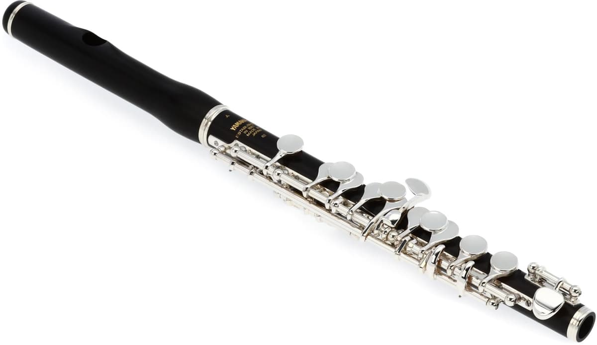 Yamaha YPC-62R Piccolo Profesional con Llaves Plateadas en Plata y Cabezal Estilo Wave para Orquesta y Estudio
