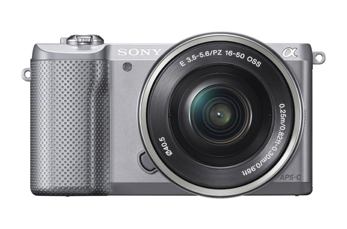 Sony Alpha a5000 ILCE5000L/S Cámara Mirrorless Digital con Lente 16-50mm OSS (Plata) Sensor APS-C 20.1MP Wi-Fi/NFC Pantalla Abatible HD 1080p