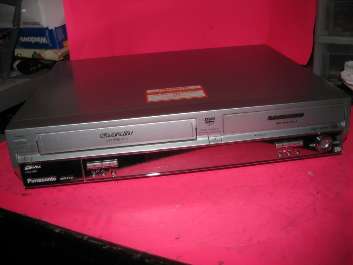 Panasonic DMR-E75VS Grabadora DVD/VCR Combo con Escaneo Progresivo, Reproductor VHS y DVD, HDMI, USB, Alta Definición