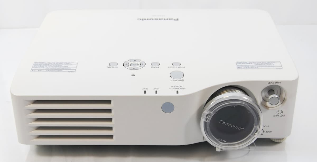 Panasonic PT-AX100U Proyector Home Cinema Full HD 2000 lúmenes contraste alto para cine en casa
