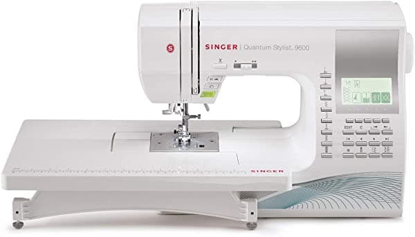 Amazon Renewed Máquina de coser portátil computarizada Quantum Stylist 9960 con 600 puntadas, modo piloto automático electrónico, mesa de extensión y accesorios adicionales, perfecta para personalizar proyectos, 28, 22 libras (renovada) CRT2SIN9960RB