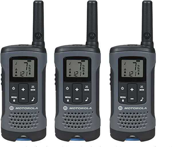 Motorola Solutions T200TP Talkabout, Radios Bidireccionales Portátiles FRS, Recargables, 22 Canales, Alcance de 20 Millas, Color Gris Oscuro, Paquete de 3