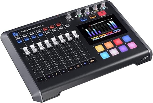 TASCAM Mixcast 4 Consola para podcast y streaming con grabadora e interfaz USB, cuatro entradas XLR/TRS, pantalla táctil y software de edición incluido.
