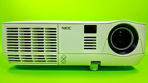 Proyector Móvil De Alto Brillo De Nec De 2600 Lúmenes (Np-V260X)