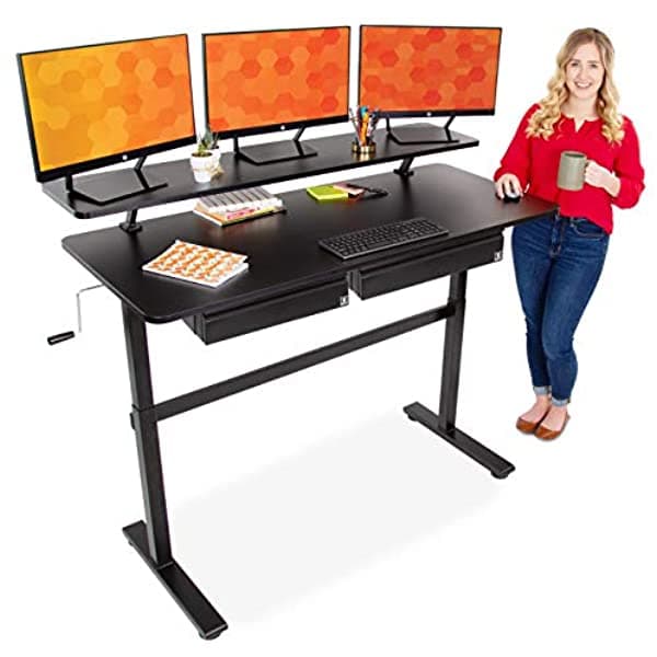 Stand Steady Tranzendesk Escritorio De Pie De 55 Pulgadas Con Abrazadera En El Estante Y 2 Cajones Debajo Del Escritorio | Altura Ajustable De La Manivela De Pie Con Elevador De Monitor Acoplable Y Almacenamiento Adicional (55 Pulgadas/Negro)