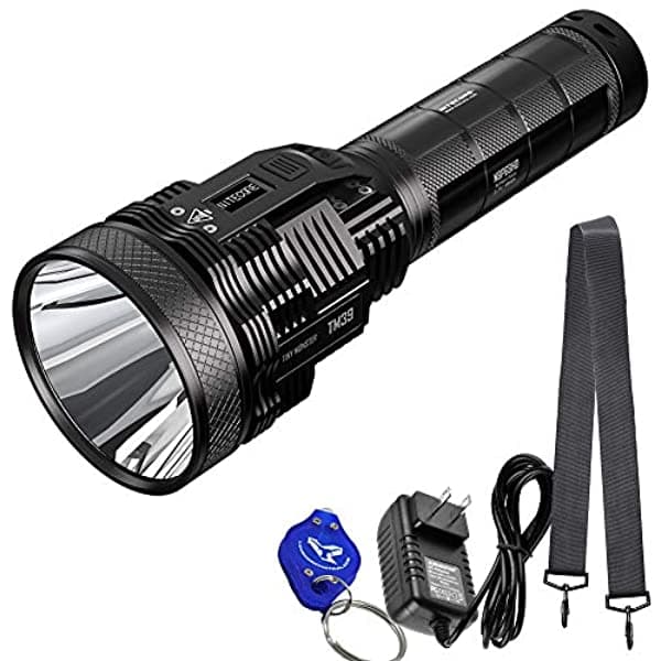Nitecore Tm39 5200 Lúmenes 1640 Yarda Larga Linterna De Lanzamiento Con Nitecore 2A Adaptador De Carga Rápida Y Llavero De Luz Lumentac