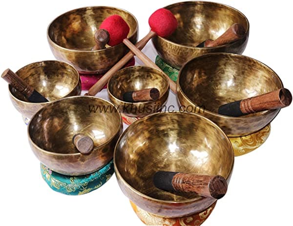KHUSI INC "DELIGHTED TREATY" Juego De Tazón De Canto De 7Antique ~ Martillado A Mano Siete Chakra Cantando Cuenco De Cuenco De Curación Práctica Zen. Crafted En Nepal.
