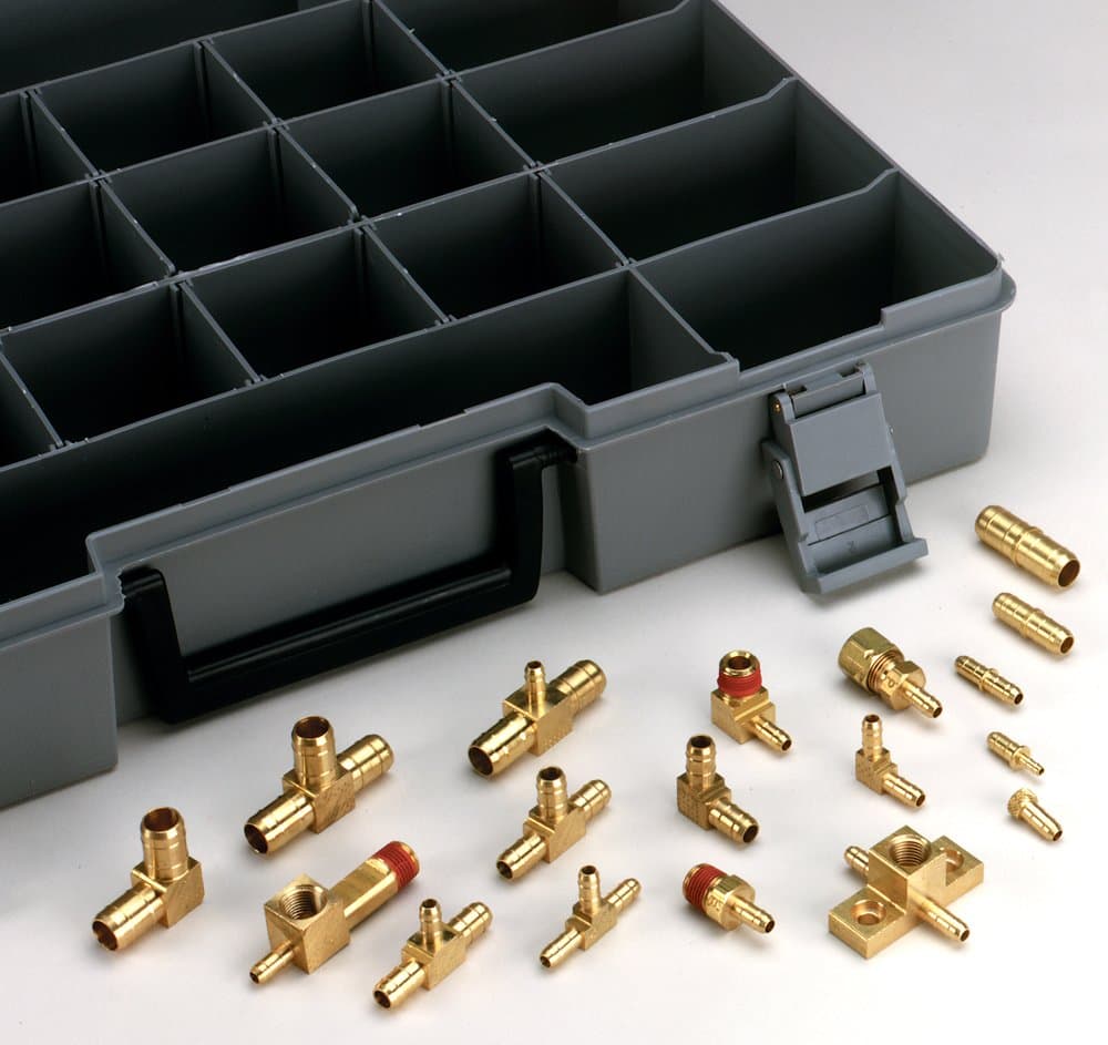 SIEMENS Building Technologies 141-0601 Kit de accesorios neumáticos: conectores/barbados de latón para tubería 1/4", 3/8" y 1/2", estuche anticorrosión con tapa translúcida