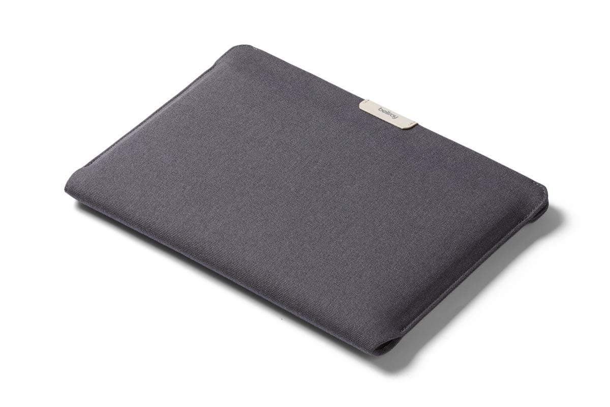 Funda para Laptop Bellroy - Edición Google (Compatible con Laptop de 13 pulgadas, Pixelbook Go o Pixelbook, Estuche Delgado Protector con Cierre Magnético) - Pizarra DHSB-SLT-203
