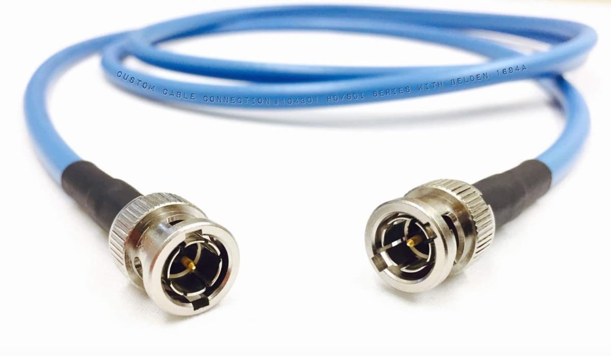 Conexión de Cable Personalizado Cable Belden 1694A RG6 BNC 3G HD-SDI de 400 Pies (75 Ohm) Cubierta Azul *Debido a la longitud de este cable, solo admitirá transmisión de señal 3G 104301-400BLU