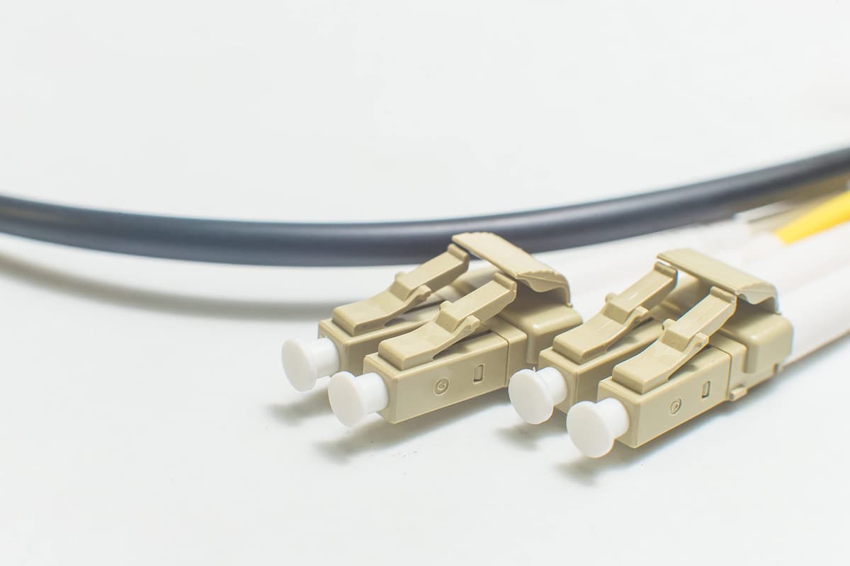 FCD - Cable de fibra óptica OM4 LC a LC de 200 m | Interior/Exterior Jumper dúplex multimodo 50/125 LC a LC 200 metros (656.16 ft) | 10/40/100G SFP+ 100GBASE LC-LC | Longitud: 0.5 m-300 m FCDUS279v9432