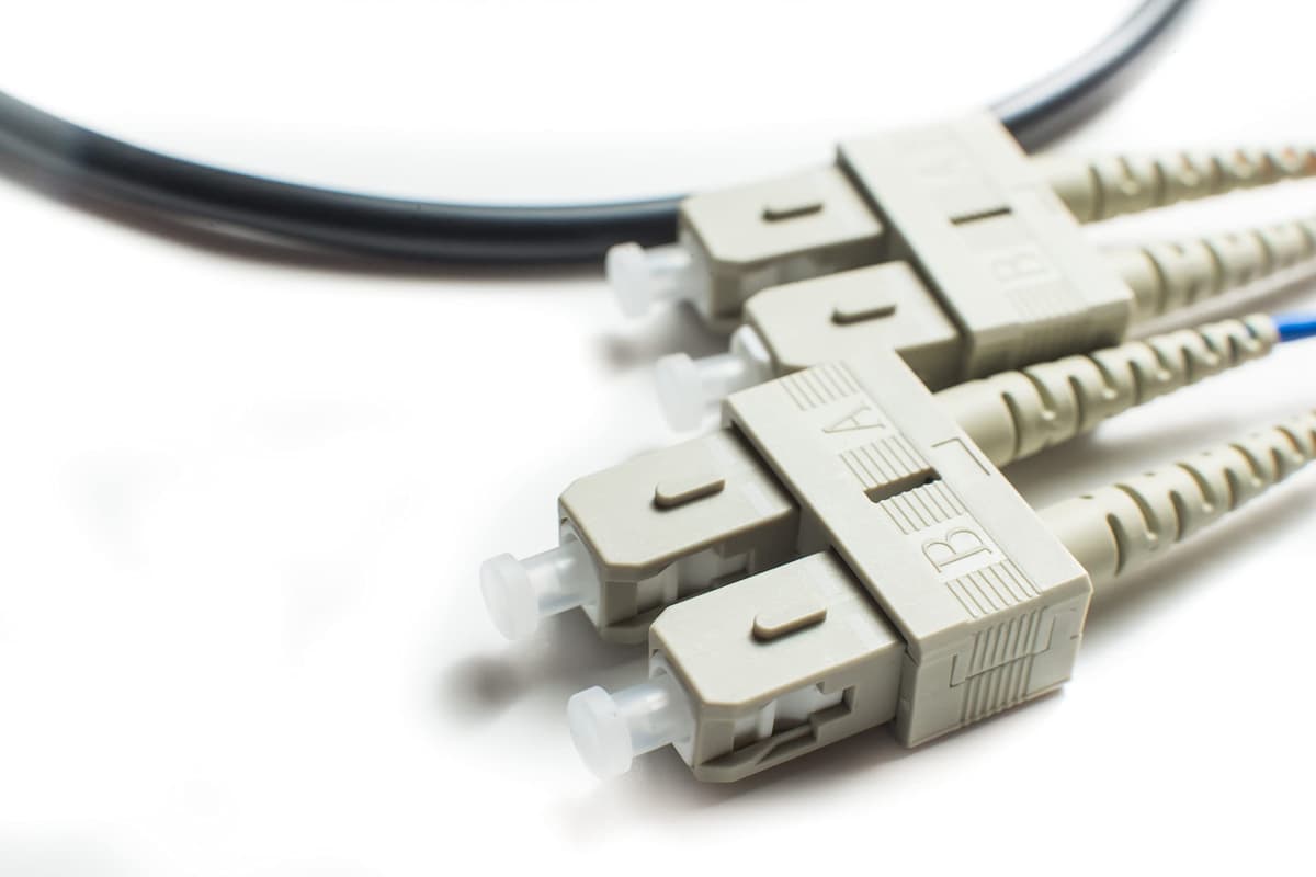 Cable patch optico FCD SC SC OM4 para interior/exterior - 10Gb/40Gb/100Gb vidrio Corning | 250 m (820.2 ft) | Resistente al agua y UV para centros de datos, conductos exteriores, enlaces de campus | Longitud: 0.5 m-300 m FCDUS395v11432