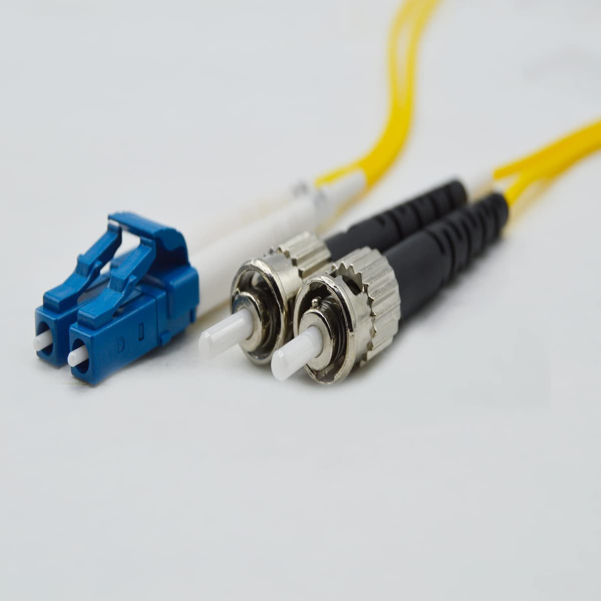 FCD 300M OS2 SC ST Cable de Fibra Óptica Interior/Exterior | Jumper Duplex 9/125 SC a ST Monomodo 300 Metros (984.25 ft) | Hecho en EE. UU. | smf sc-st dx Monomodo | Longitudes: 0.5M-300M FCDUS264v9121