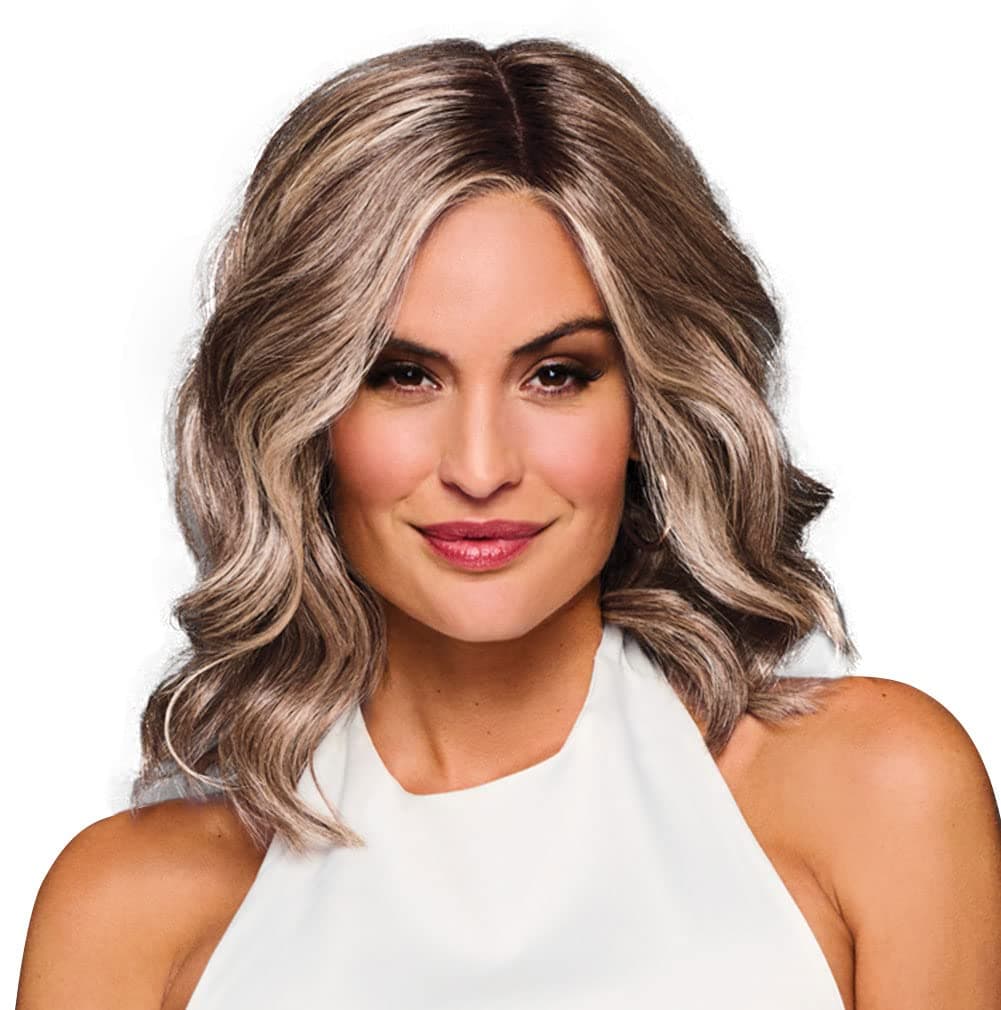 Raquel Welch Bella Vida peluca ondulada en capas, 100% anudada a mano, largo hasta el hombro por Hairuwear, casquete Petite-Average, RL12/22SS Cappuccino