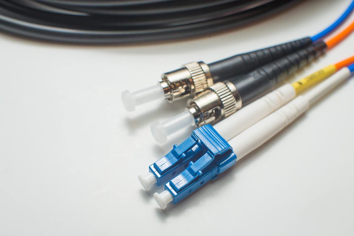 FCD - Cable de Fibra Óptica OS2 300M LC-ST | Duplex Interior/Exterior 9/125 LC a ST Singlemode Jumper 300 Metros (984.25 ft) | smf lc-st dx Single-Mode in/out Negro | Longitudes: 0.5M-300M FCDUS267v9191