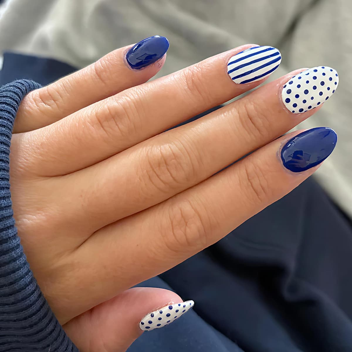 Rdntbeu Prensa de Lunares para Uñas Medianas Ovaladas Azul Uñas Postizas con Pegamento con Diseño a Rayas, Bonitas Uñas Artificiales Reutilizables de Cobertura Completa Adhesivas para Mujer 24 Pzas
