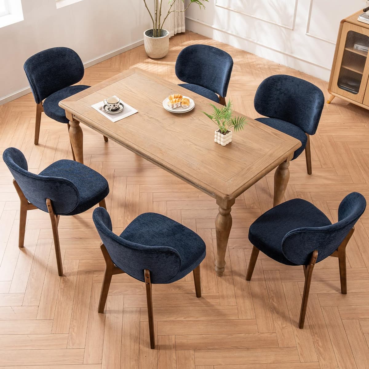 Set de 6 sillas de comedor tapizadas YOUNUOKE en chenilla azul, respaldo ancho y patas de madera