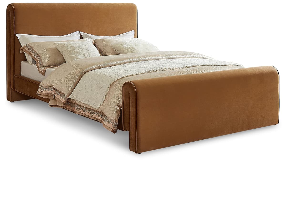 Meridian Furniture SloanSaddle-Q Cama Queen tapizada en velvet Saddle, curvada, 66" W x 96" D x 45" H