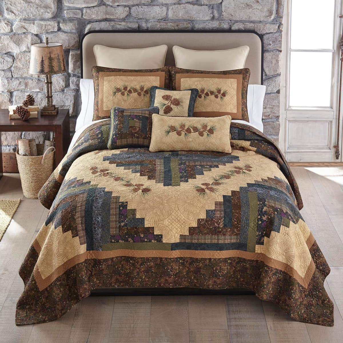 Donna Sharp Juego de cama King 3 piezas Cabin Raising Pine Cone, colcha y dos fundas estándar, lavable a máquina Z66007