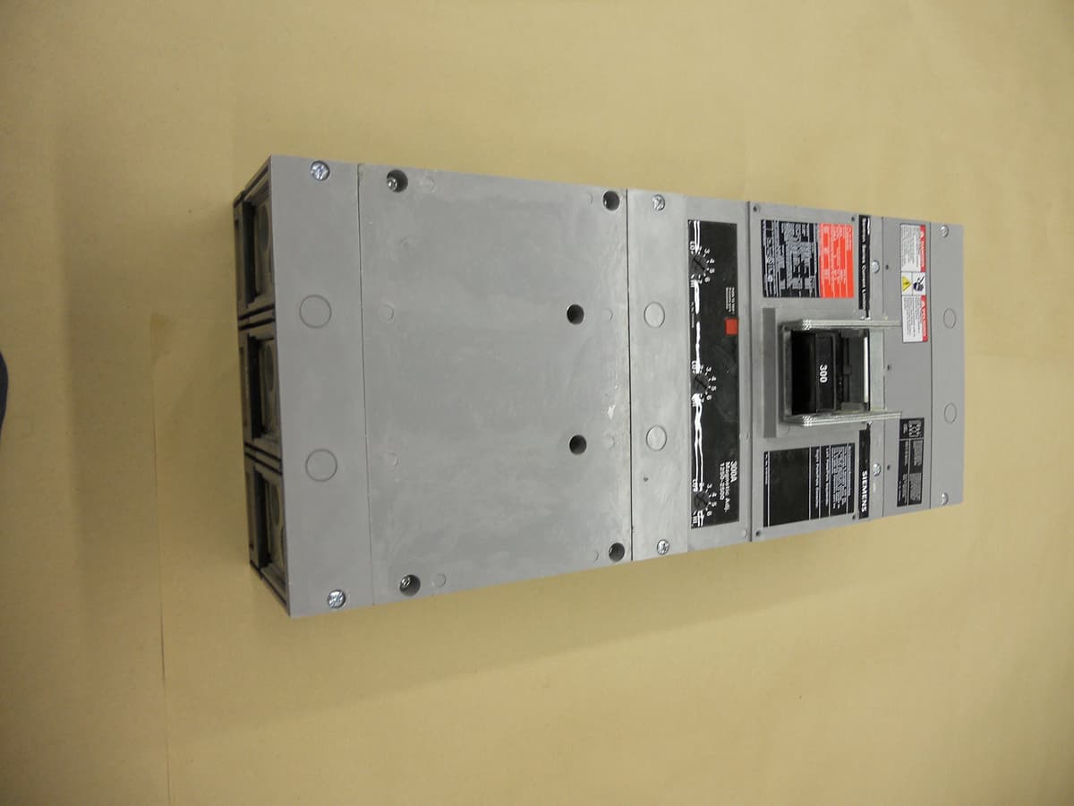SIEMENS CJD63B300 CJD6 Interruptor termomagnético 3 polos 300A 600V, negro, breaker industrial