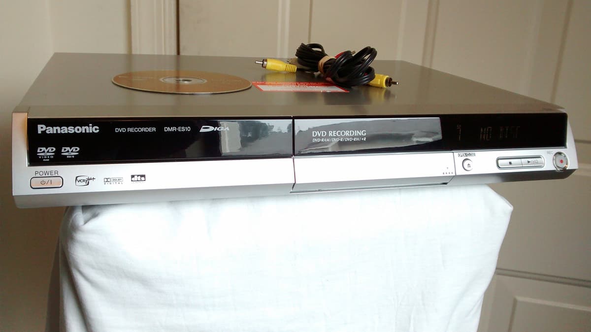 Panasonic DIGA DMR-ES10 Grabadora y Reproductor DVD, DVD-RAM Burner, Audio DVD, Progressive Scan, Compatible RAM, VCRplus+, Dolby Digital, DTS, Plata, Incluye Disco DVD-RAM Regrabable 4.7GB