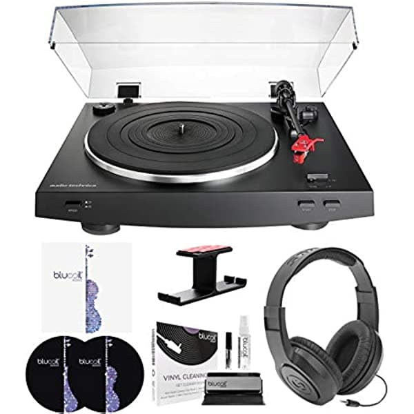 Audio-Technica AT-LP3BK - Tocadiscos estéreo automático con transmisión por correa (negro) paquete con kit de limpieza de vinilo Blucoil, alfombrilla giratoria, mangas interiores LP, gancho para auriculares y auriculares Samson SR350
