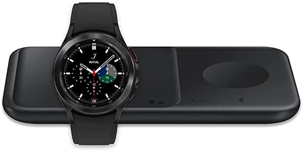 Samsung Galaxy Watch4 Classic - Reloj inteligente de 1.65 pulgadas (42 mm), Bluetooth, negro (versión EE. UU.) con cargador cámbrico Samsung Duo Pad de carga rápida (2021), color negro