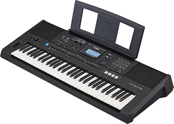 Yamaha PSRE473, teclado portátil de 61 teclas ideal para principiantes y prácticas con funciones avanzadas.