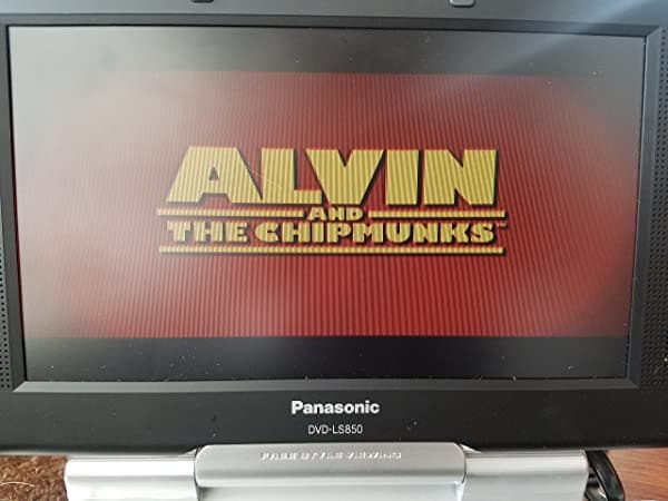 Panasonic Reproductor De Dvd Portátil Dvd-Ls850 Con Pantalla Lcd Panorámica De 85" - Versión Deluxe Incluye Funda De Transporte Soporte Para Reposacabezas De Coche Adaptador De Cc Y Batería De 6 Horas