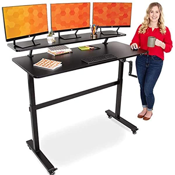 Stand Steady Tranzendesk | Escritorio De Pie De 55 Pulgadas Con Abrazadera En Estante Y Ruedas | Biela Frontal Manual De Altura Ajustable Para Sentarse Al Escritorio | Soporte Elevador De Monitor Acoplable Compatible Con 3 Monitores (55 / Negro)