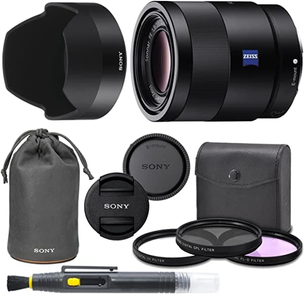 Sony Sonnar T FE 55 mm f/1.8 ZA lente full frame con AOM Pro Kit. Incluye filtro UV filtro polarizador circular filtro fluorescente de día parasol de lente Sony tapas delantera y trasera - Versión Internacional. SEL55F18Z