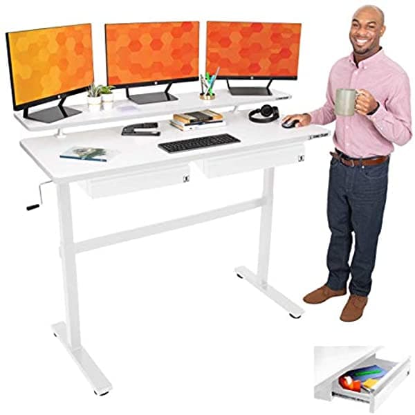 Stand Steady Tranzendesk Escritorio De Pie De 55 Pulgadas Con Abrazadera En El Estante Y 2 Cajones Debajo Del Escritorio | Fácil Altura De Manivela Ajustable De Pie Con Monitor Elevador Y Almacenamiento Adicional (55"/Blanco)