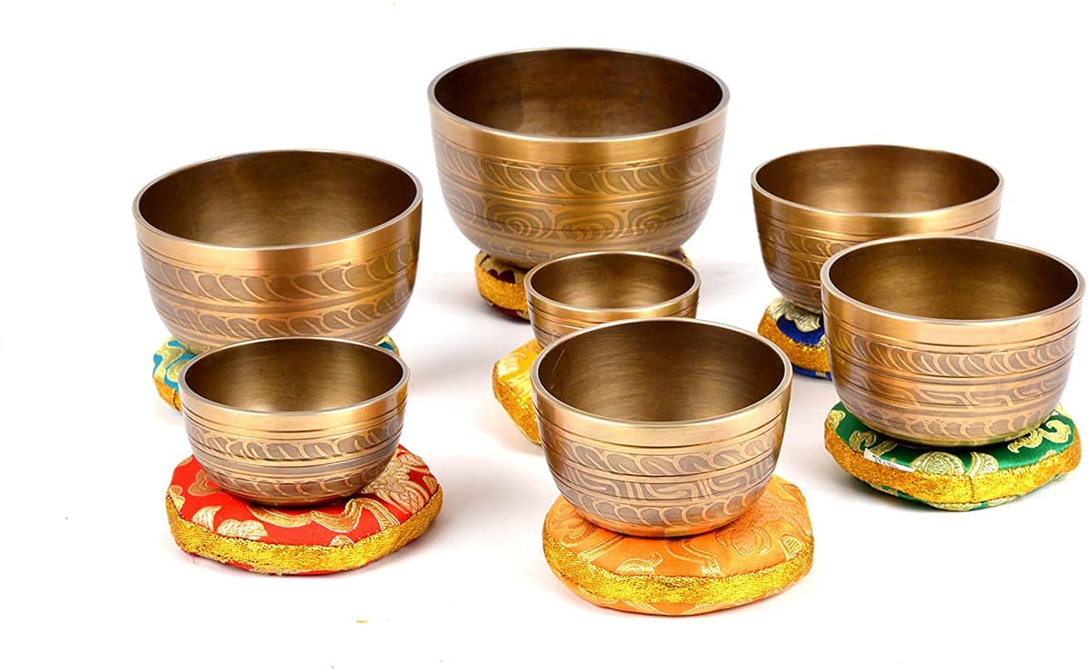 Bermoni Ltd TH-SING-1078SET7 Set tibetano de 7 cuencos de chakras para meditación, sanación, oración y yoga, con mazo y cojín.