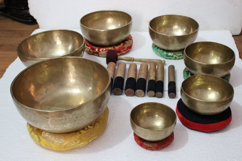 Thamelmart Juego de 7 Cuencos Tibetanos ~ Hechos a Mano en Nepal ~ Incluye 7 Mazo, 7 Cojines y 1 Baqueta para Sanación de Chakras y Meditación SBN-2010