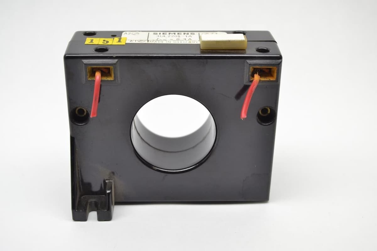 SIEMENS 3UL22 01-1A Transformador de Corriente de Suma, bornes de tornillo, abertura pasante 40 mm, tensión de aislamiento 690 V, corriente de falla nominal 0.3 A