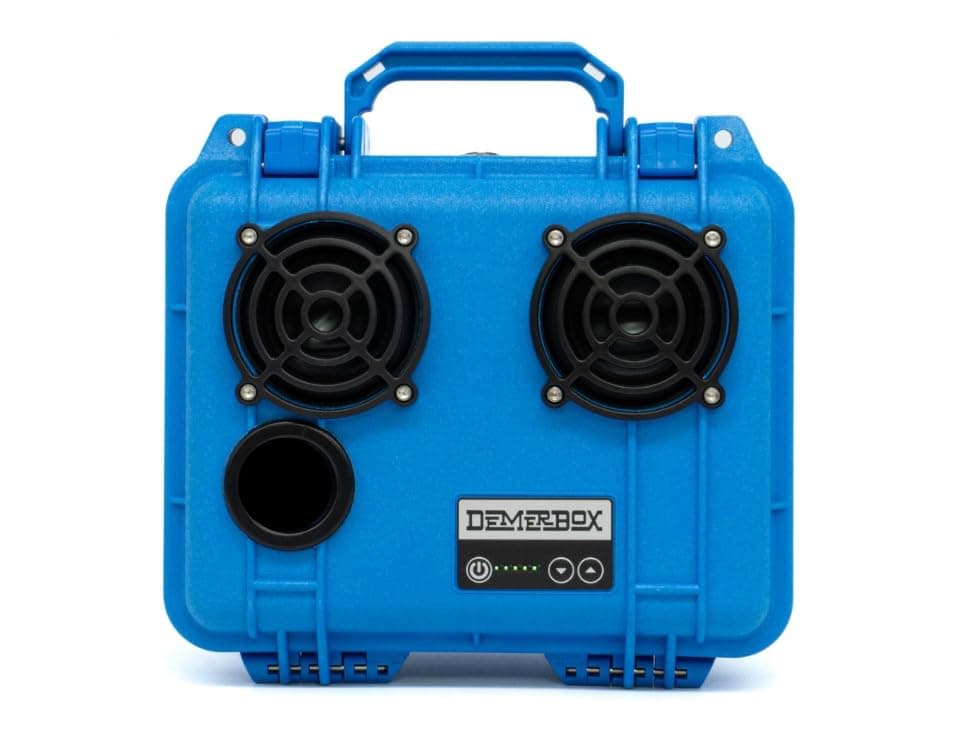 DemerBox DB2-1300-BLU: Parlante Bluetooth portátil impermeable en estuche Pelican, 40+ hs batería