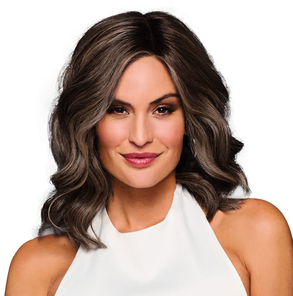 Raquel Welch Bella Vida peluca en capas ondulada, 100% anudada a mano, largo hasta los hombros por Hairuwear, casquete Petite-Average, RL8/29SS Hazelnut