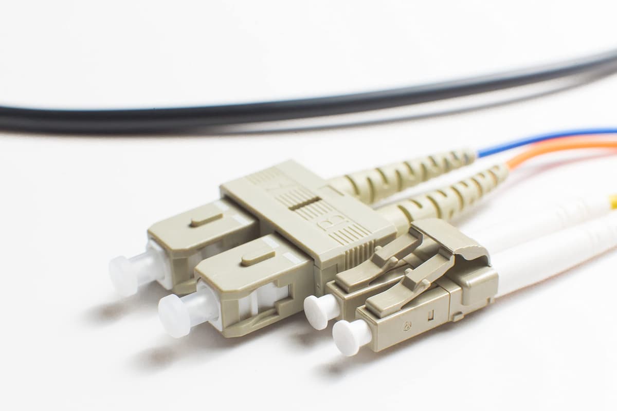 Cable patch de fibra optica FCD LC SC OM4 interior/exterior - 10Gb/40Gb/100Gb vidrio Corning | 200 m (656.2 ft) | Resistente al agua y a los rayos UV para centros de datos, conductos exteriores, enlaces de campus | Longitud: 0.5M-300M FCDUS278v9397