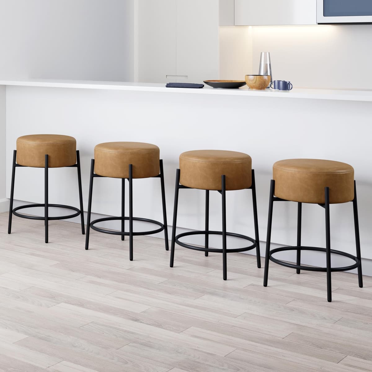 Nathan James Isaac 24" Taburete de bar moderno sin respaldo con asiento redondo acolchado suave tapizado y base metálica de mediados de siglo, PU Marrón Claro/Negro, Juego de 4 22803-4