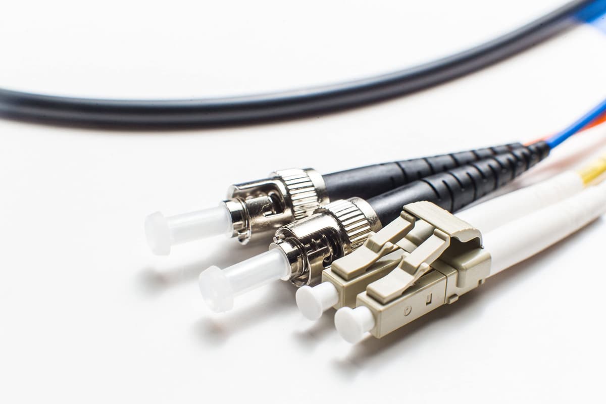 Cable patch de fibra optica FCD LC ST OM4 interior/exterior - 10Gb/40Gb/100Gb vidrio Corning | 250 m (820.2 ft) | Resistente al agua y a los rayos UV para centros de datos, conductos exteriores, enlaces de campus | Longitud: 0.5 m-300 m FCDUS392v11327