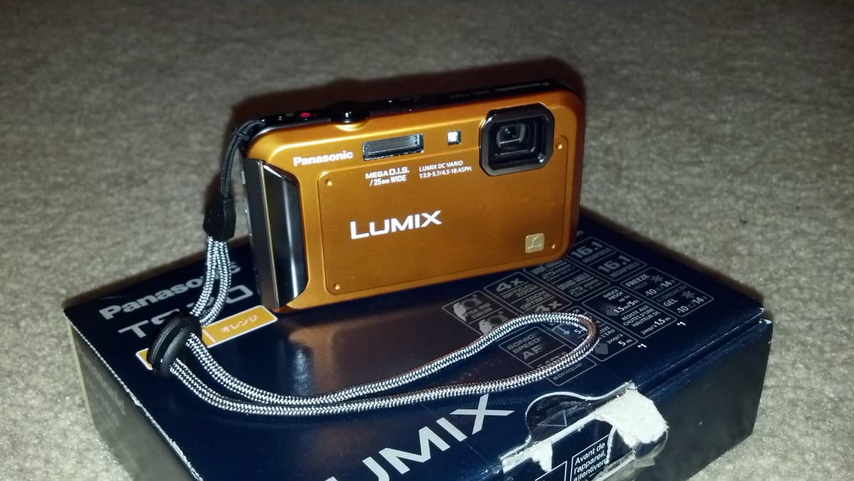 Panasonic Lumix TS20 16, 1 MP TOUGH Cámara digital resistente al agua con zoom óptico 4x (Naranja) (MODELO ANTIGUO) DMC-TS20D