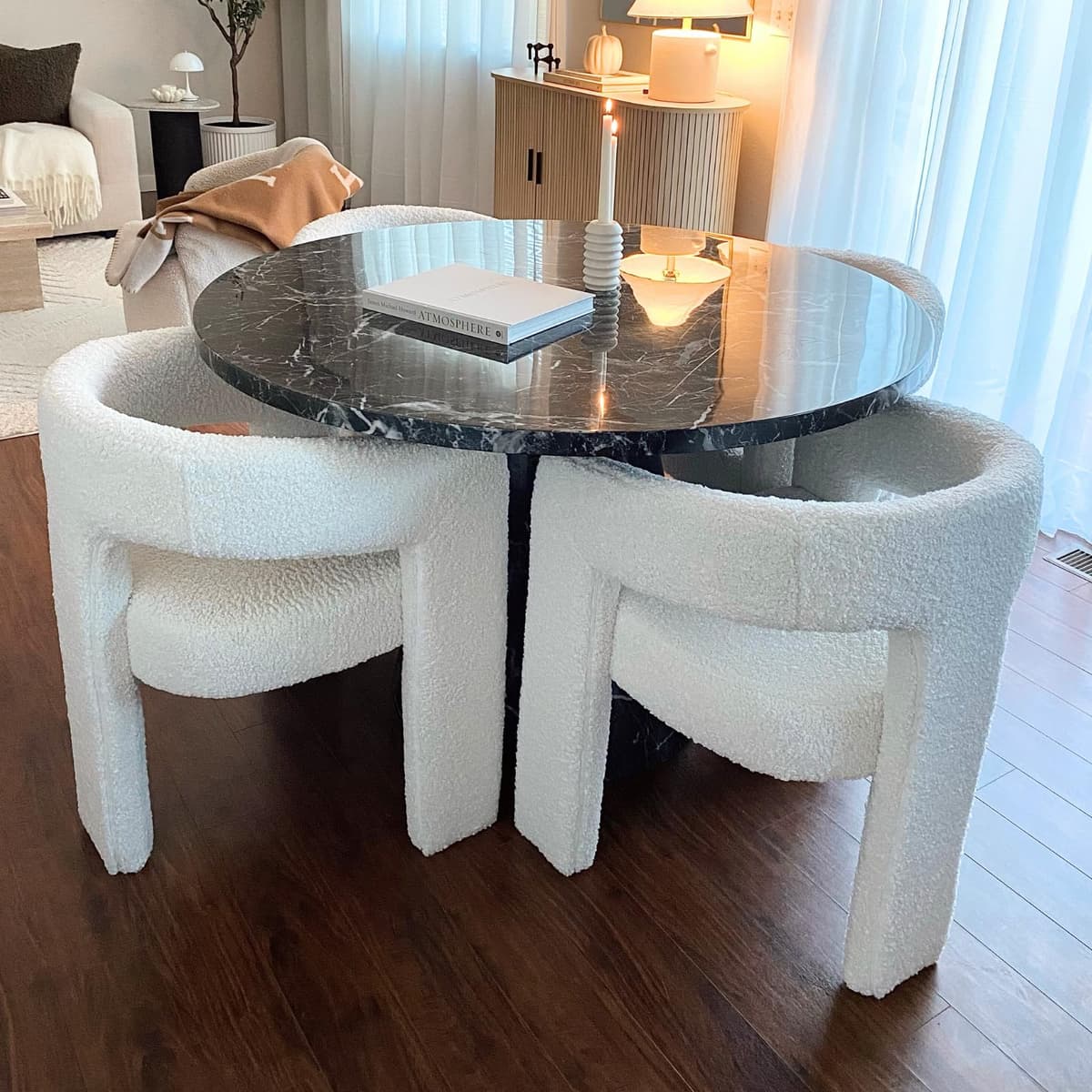 Sillas de comedor DAYALANE estilo barril - Juego de 4, tapizadas en bouclé, respaldo curvo, blanco d1b3aec6-8cd0-4332-b64e-a63232985944