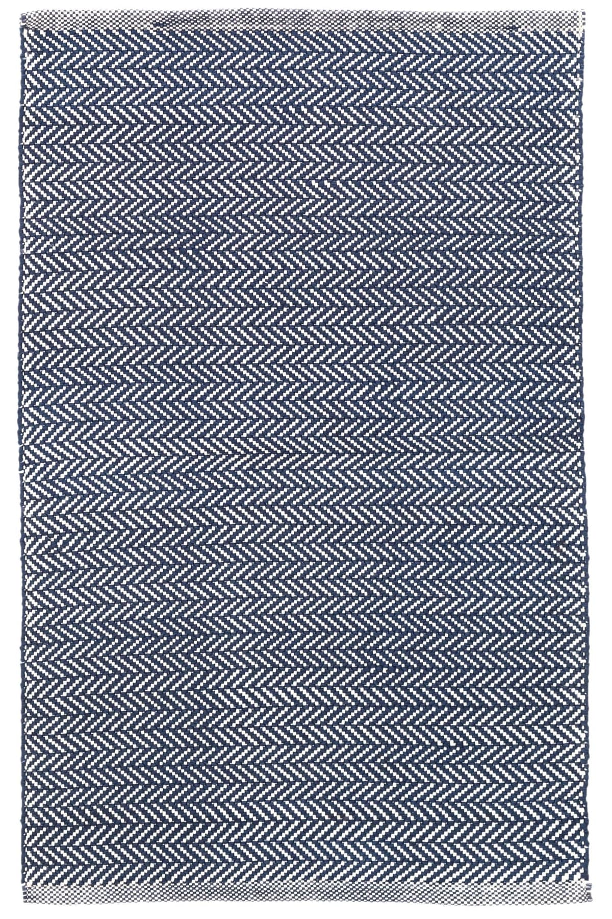 Dash & Albert Herringbone Indigo/White Handwoven Indoor/Outdoor Rug, 7.5 x 9.5 ft, Blue/White Geometric Pattern DA285-810
