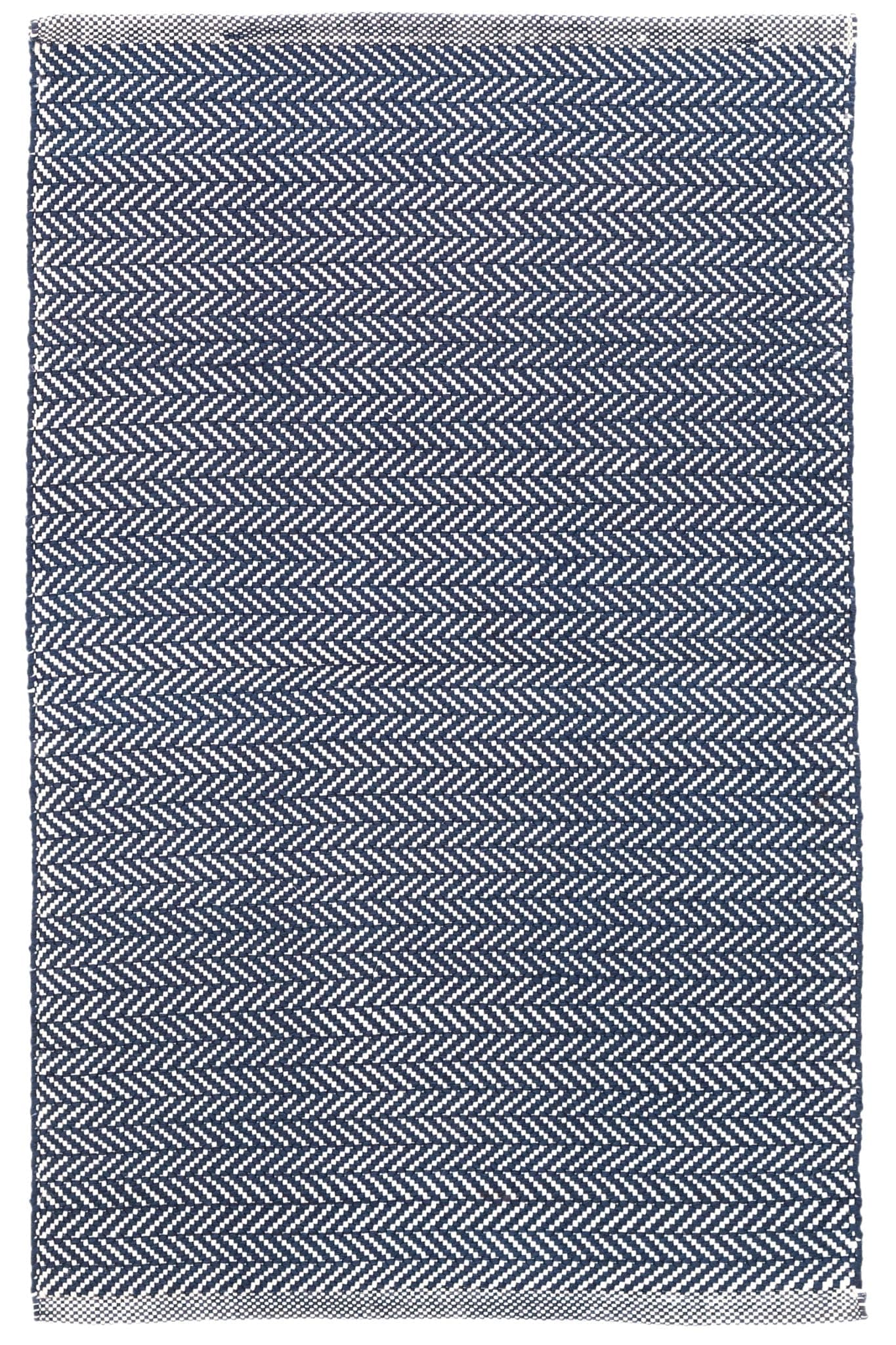 Dash & Albert Herringbone Indigo/White Handwoven Indoor/Outdoor Rug, 7.5 x 9.5 ft, Blue/White Geometric Pattern DA285-810