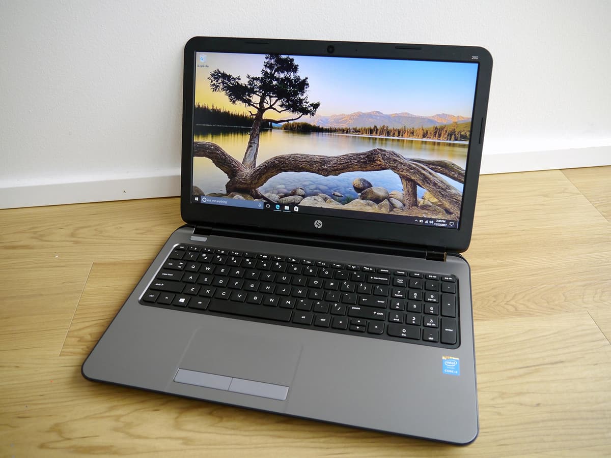 HP 250 G3 notebook 15.6", Intel i3-4005U de 4.ª generación, 4 GB RAM, 500 GB HDD, Windows 8.1 FBA_M5G69UT#ABA